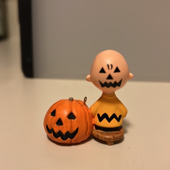 2008 Hallmark Ornament set - Halloween The Peanuts Gang - It's the Great Pumpkin - Picture 3 of 9